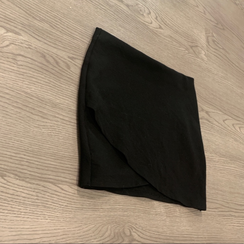TOPSHOP - black petite mini skirt, size 4P, barely worn & in perfect condition!